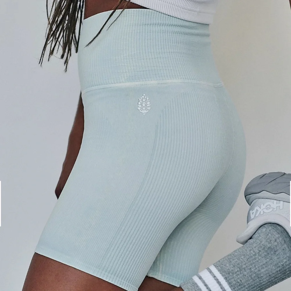 NEW RESTOCK 🌺free people Ultra High-Rise 7/8 Happiness Runs bike short - Picture 3 of 12